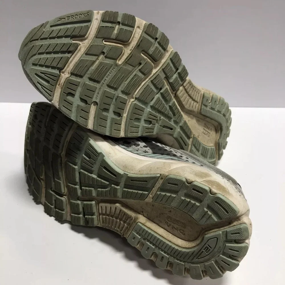 Brooks Women’s Adrenaline GTS 21 Running Shoes Gray, Size 7.5 M.